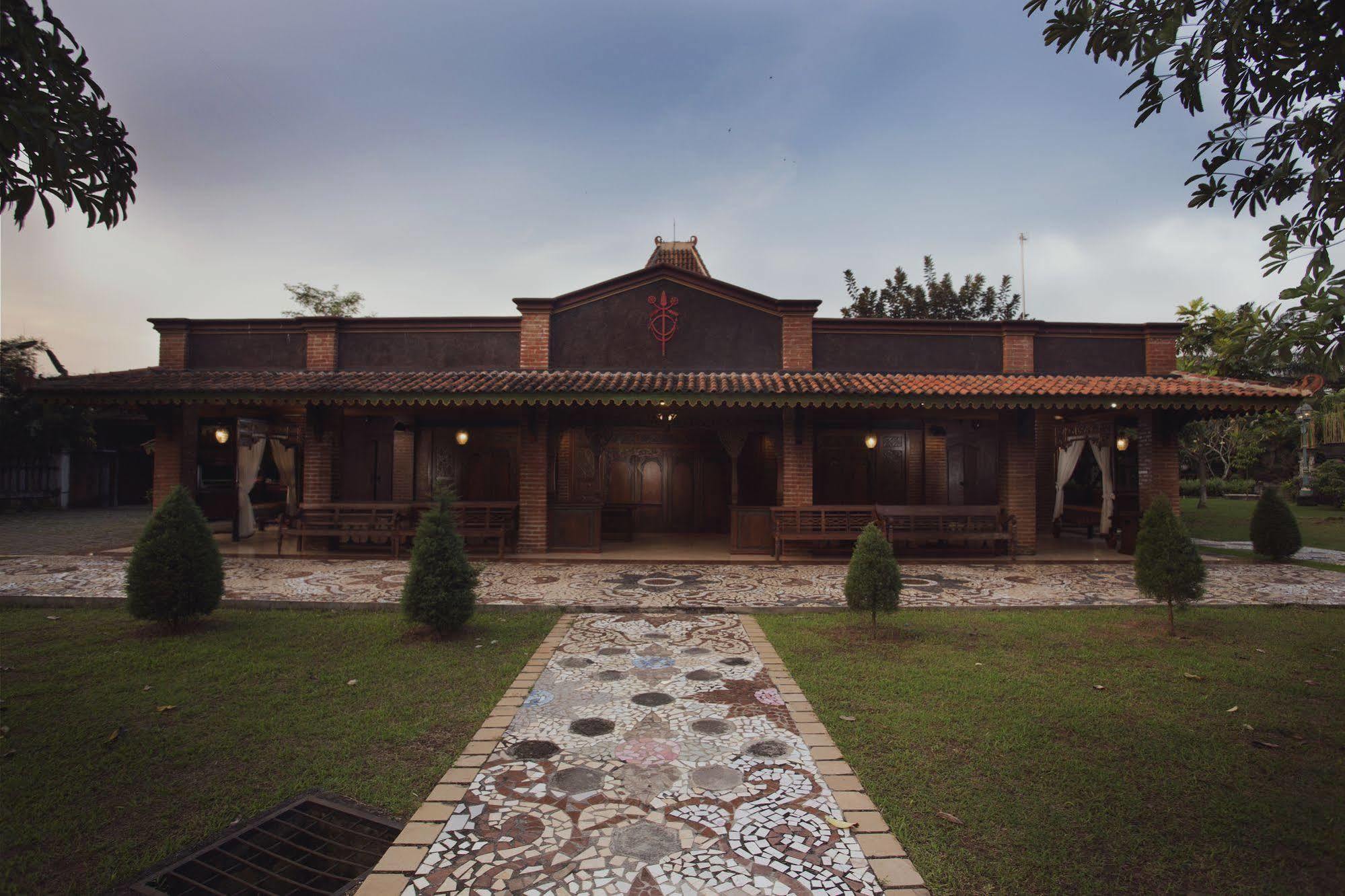 Hotel Melva Balemong à Semarang Extérieur photo